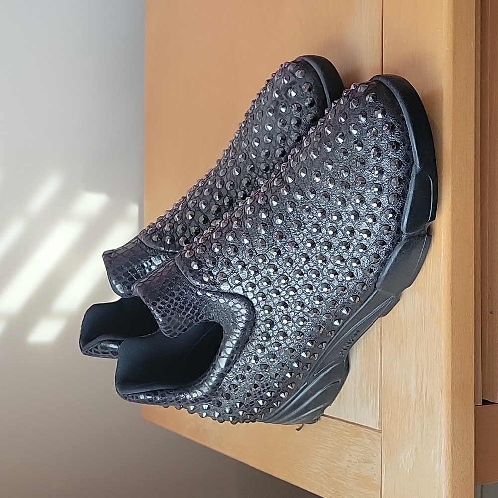 Selling these designer Italian shoes